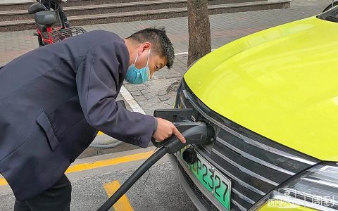 深夜充电站的灯光：一个出租车司机与充电桩的十年羁绊